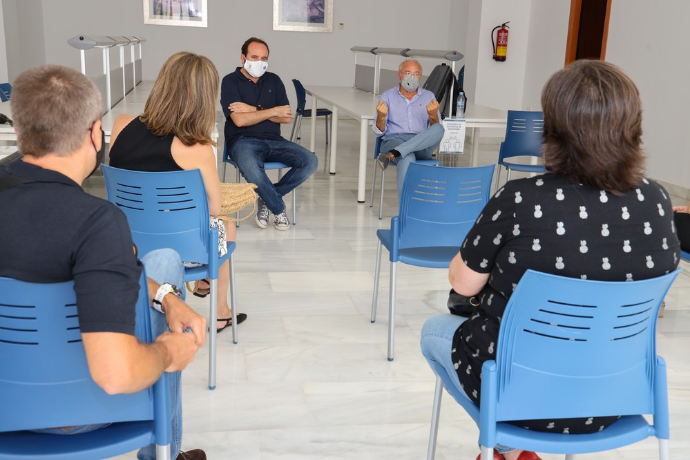 Reunión con administradores de Fincas en Almerimar para abordar las dificultades en la recepción de la señal de televisión