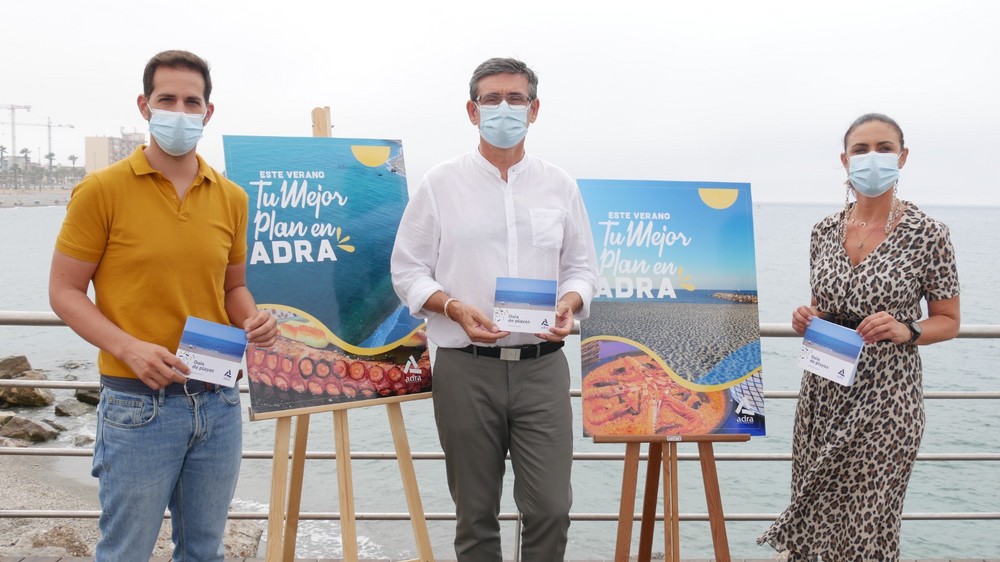 Manuel Cortés presenta ‘Este verano tu mejor plan en Adra’, campaña de promoción de las playas abderitanas