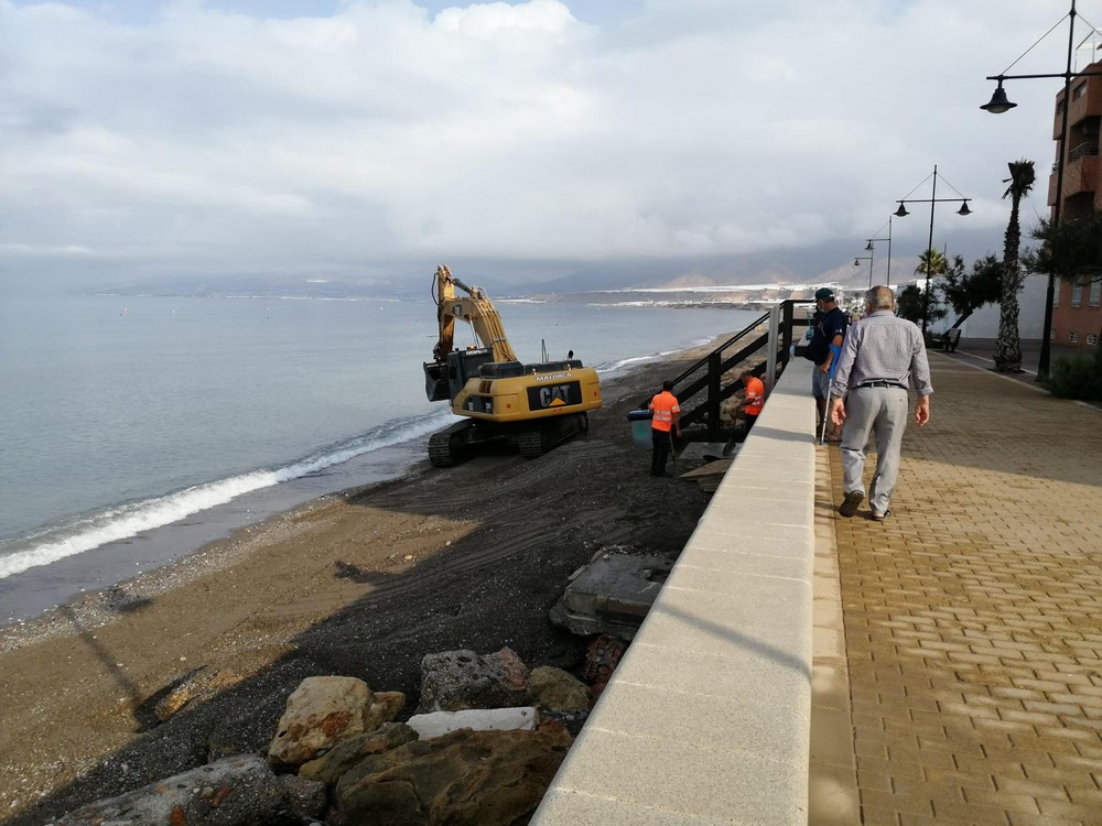 DUE lleva a cabo con urgencia trabajos de acondicionamientoen la Playa deBalerma para garantizar la seguridad de los bañistas y asegurar accesos y duchas