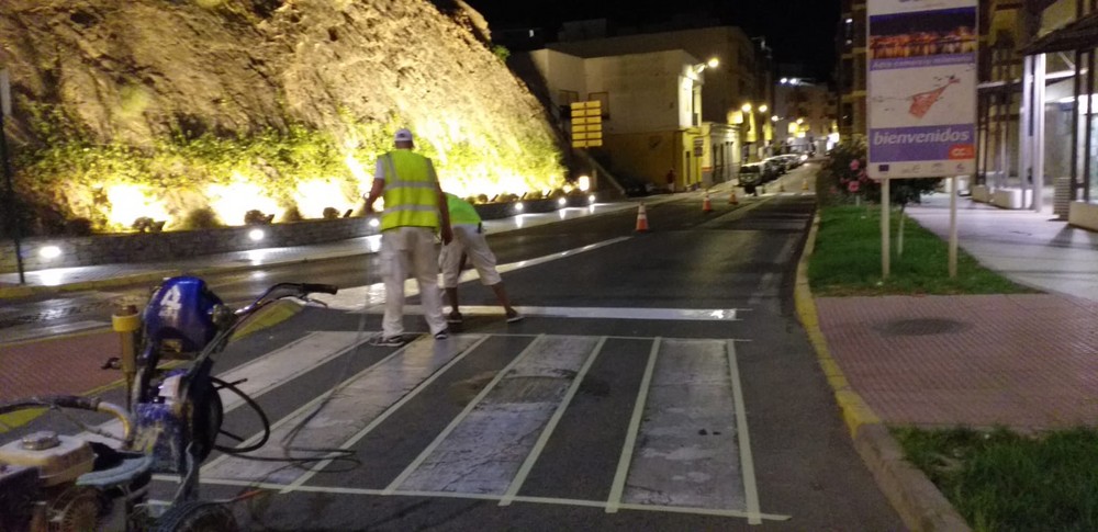 El Ayuntamiento de Adra mejora la seguridad vial con el repintado de la señalización horizontal