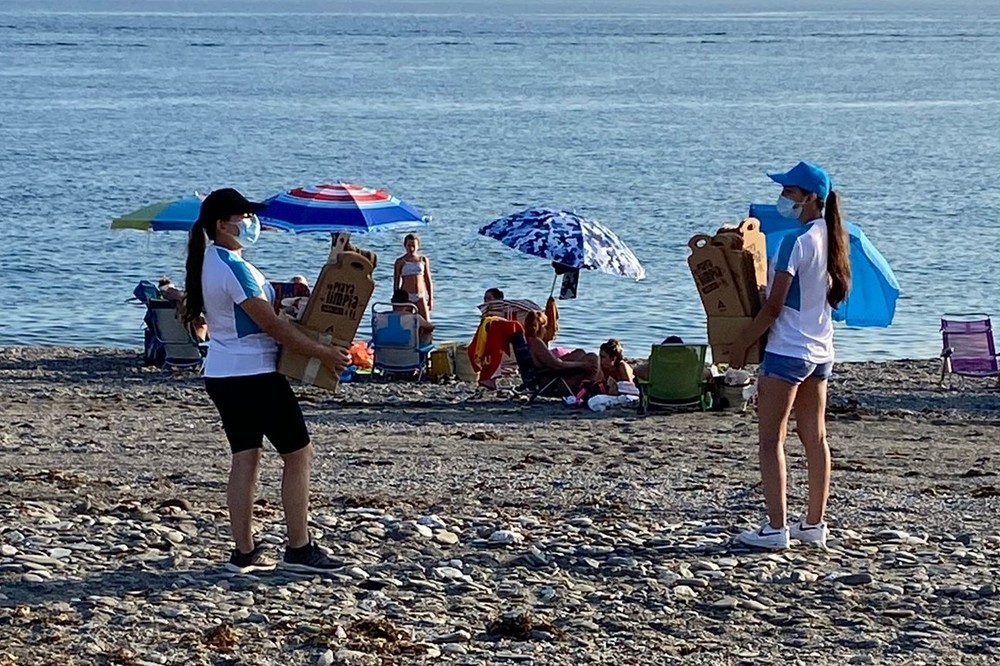 Ayuntamiento de Adra reparte entre los bañistas el material promocional de ‘Tu playa limpia gracias a ti’