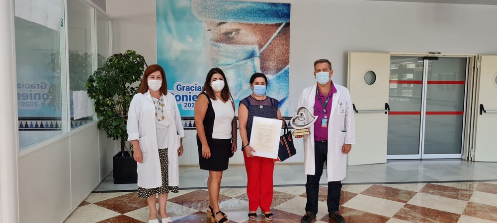 Una paciente agradece con una escultura y una carta la atención recibida en el Hospital de Poniente