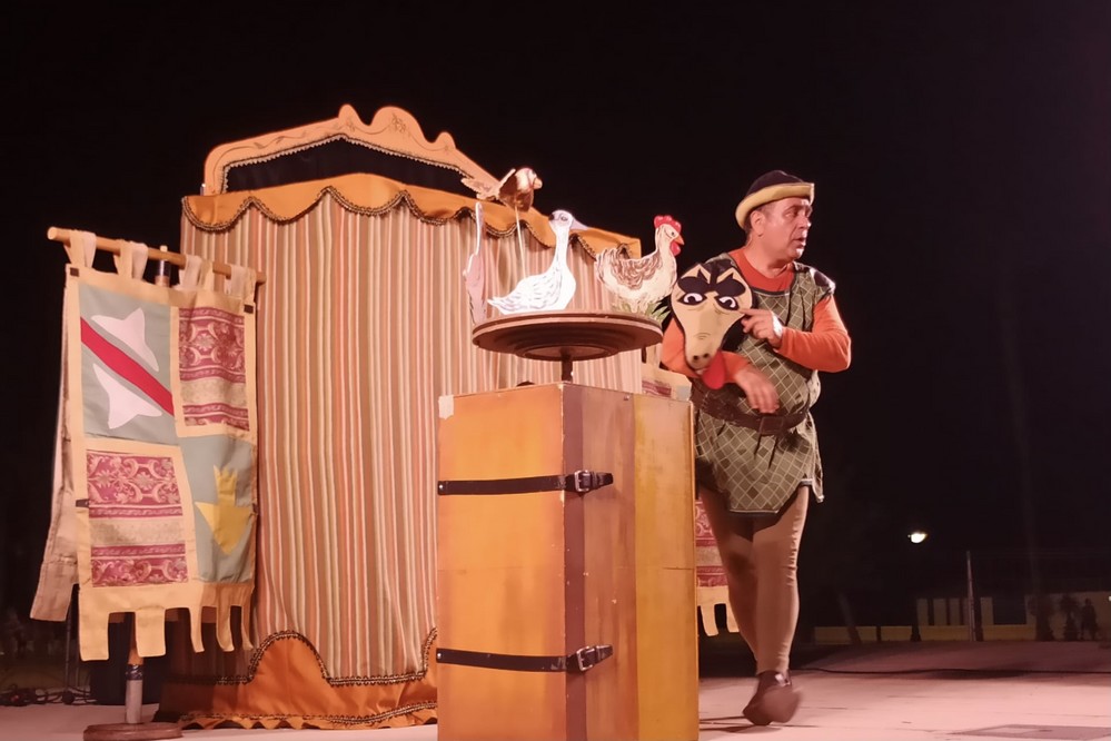 La ciudad de Adra disfruta de ‘Fabularia’ un nuevo pase del XVI Festival Internacional de Títeres D’Hilos