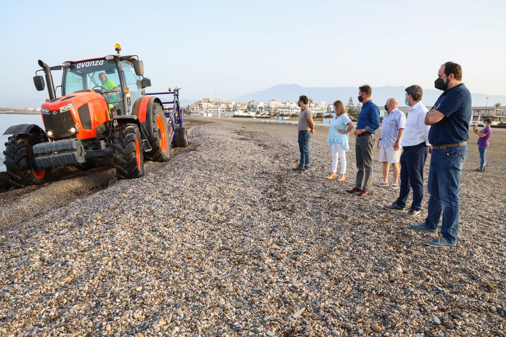 Nuevos equipos mecánicos especializados reforzarán durante la temporada alta la limpieza diaria y el acondicionamiento de las playas del municipio