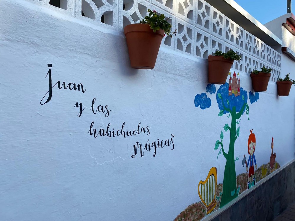  La Villa de Vícar se engalana  con dibujos y grafiti ante la imposibilidad de celebrar el ‘paseando entre velas’