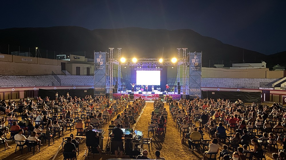 Cantajuegos hace las delicias de los más pequeños en la Plaza de Toros de Berja
