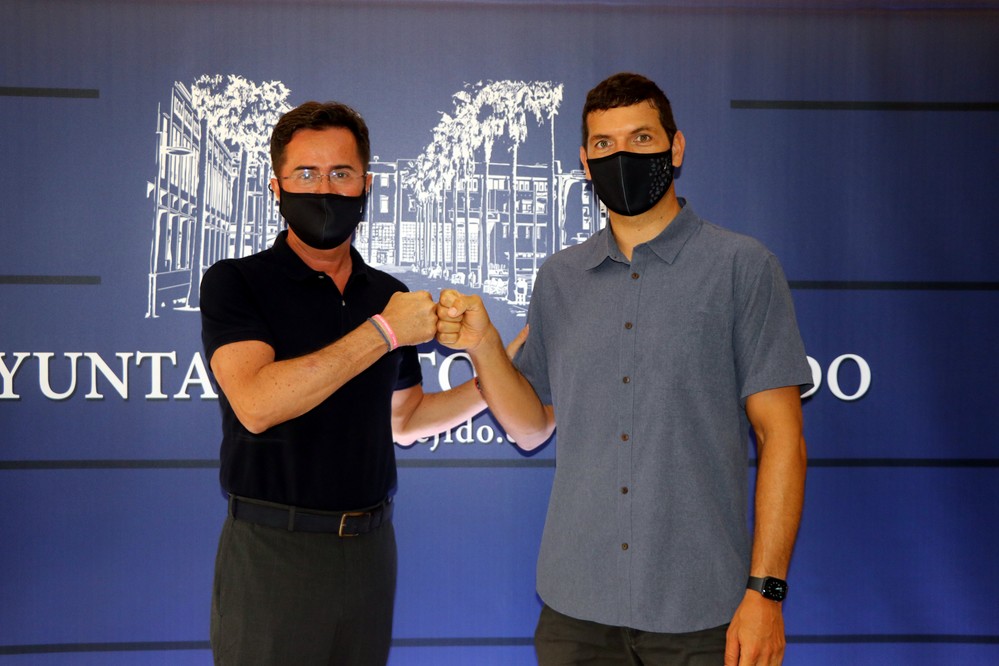 El Ayuntamiento y el tricampeón de windsurf Víctor Fernández vuelven a sellar su compromiso para que el ejidense continúe promocionando la marca ‘El Ejido Gourmet Quality’ por todo el mundo