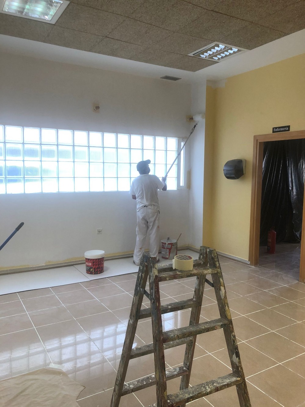  La unidad de estancias diurnas de Vícar aprovecha el cierre vacacional para remozar sus instalaciones