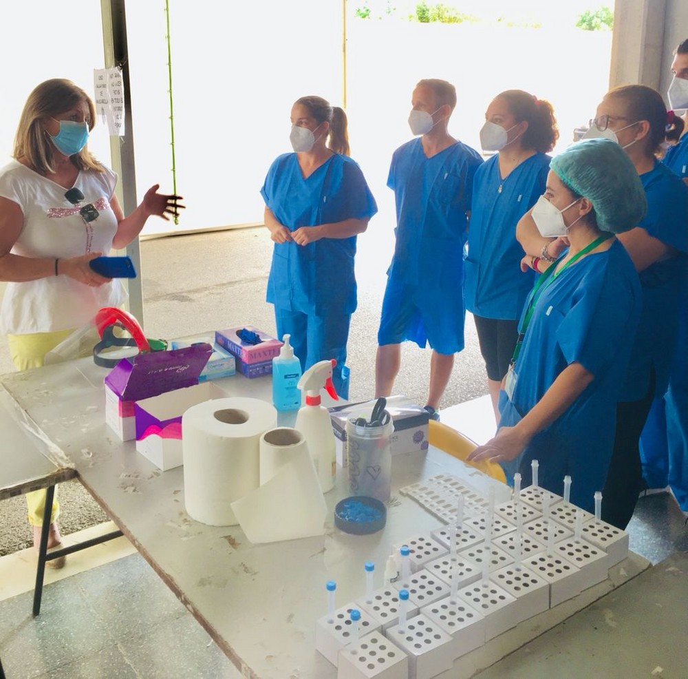 La edil ejidense, Luisa Barranco, visita el punto Auto COVID para agradecer al personal sanitario el trabajo que viene realizando desde que se inició la pandemia