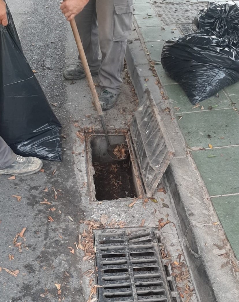 El Ayuntamiento trabaja en las tareas de limpieza de los imbornales en las áreas urbanas del municipio para facilitar el drenaje del agua de lluvia