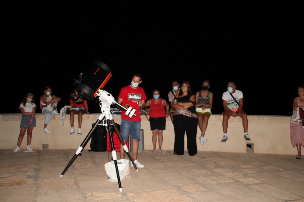 Éxito de la velada de observación astronómica ‘Bajo las estrellas’ organizada en el Castillo de Guardias Viejas