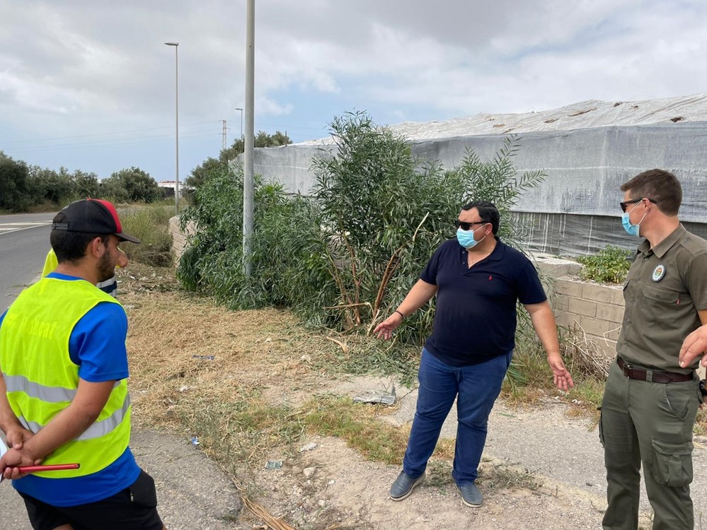 El Ayuntamiento ejidense avanza en los trabajos de limpieza de cunetas y desbrozado de los caminos rurales