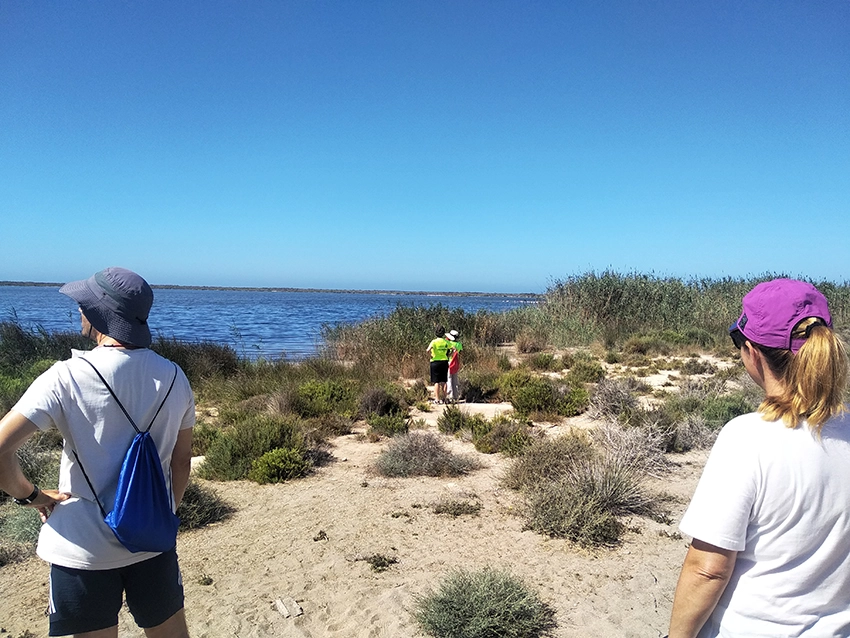 La ruta didáctica ‘Paseando entre flamencos, lentiscos y posidonias’ llega a su ecuador con el Paraje de Punta Entinas Sabinar como protagonista