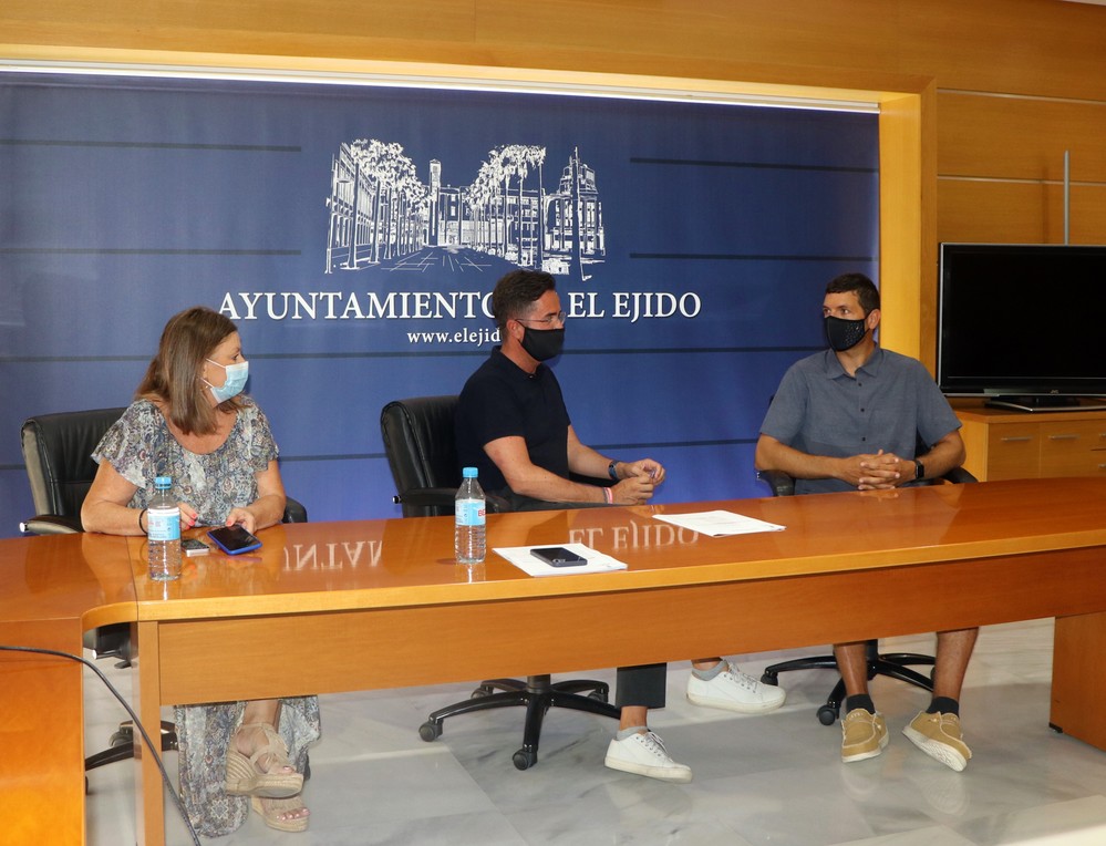 Víctor Fernández aprovecha su estancia en El Ejido para promocionar los recursos turísticos que ofrece el municipio durante todo el año