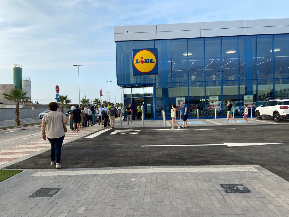Grandes colas en la apertura del nuevo supermercado de El Ejido