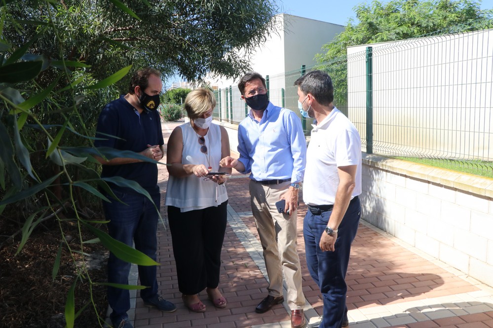 El Ayuntamiento de El Ejido acondiciona un solar para estacionamiento en las inmediaciones del futuro nuevo colegio de Almerimar