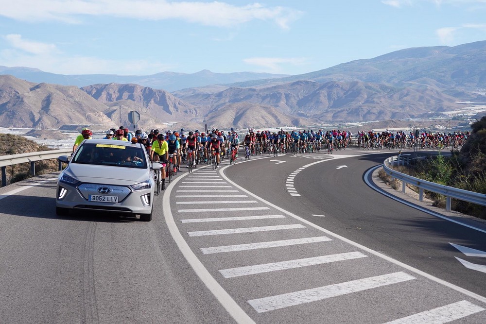 400 ciclistas rinden homenaje a los sanitarios en su lucha contra la COVID-19 y al fotógrafo Jesús Izquierdo en la VI Green Tour Koppert