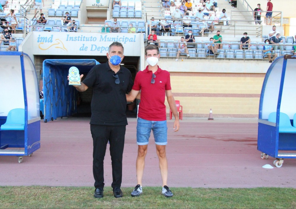 El CD El Ejido reconoce el esfuerzo del ciclista Cristian Rodríguez