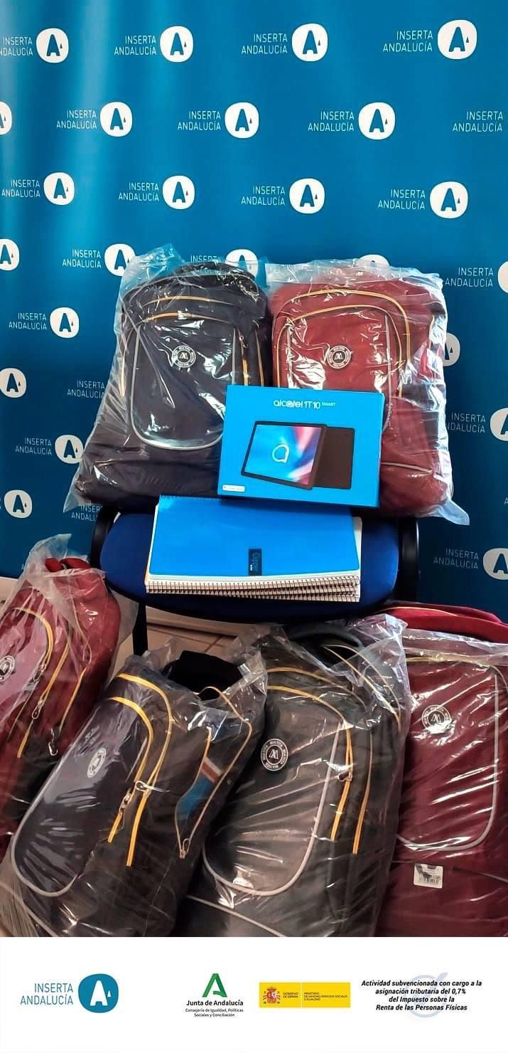 Menores de familias usuarias de Servicios Sociales de Vícar recibirán lotes de material escolar como recurso educativo