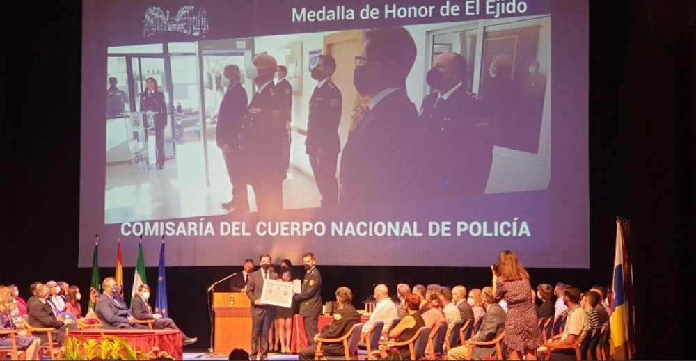 La Policía Nacional en El Ejido recibe la medalla de Honor del Ayuntamiento