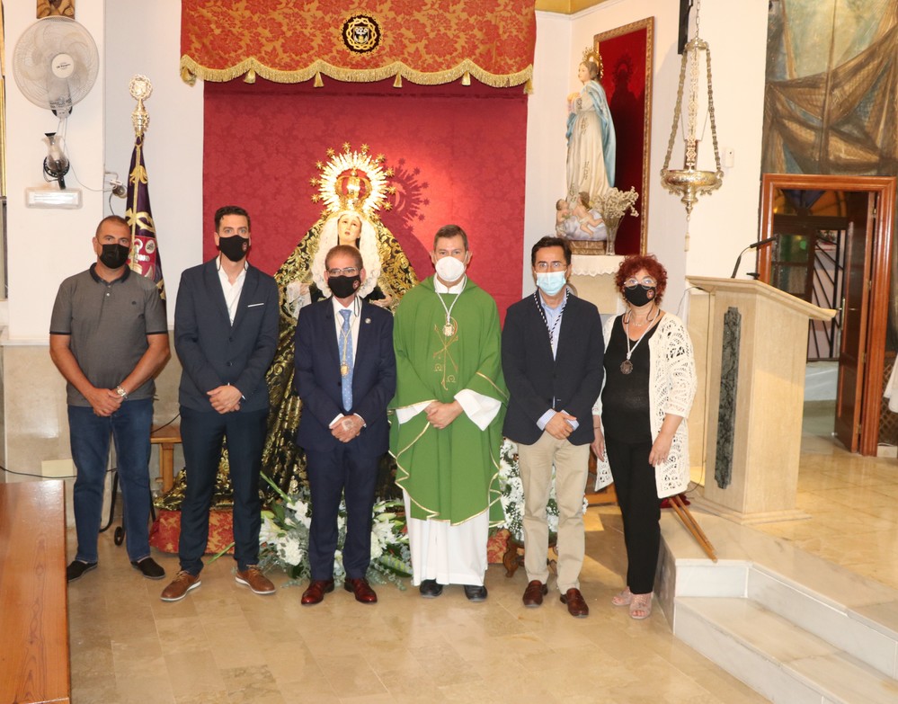 La Cofradía de Nuestro Padre Jesús Nazareno y Nuestra Señora de los Dolores ha impuesto la medalla de hermano al nuevo consiliario, Don Mariano Delgado