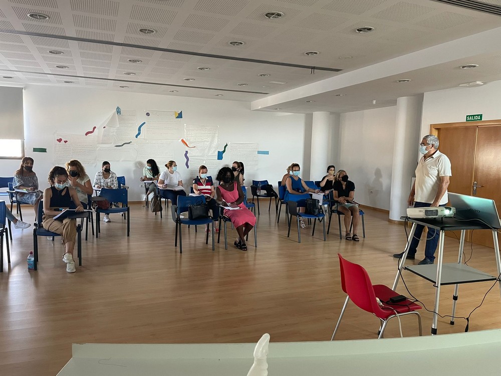 Mujeres de Vícar se forman como operarias de la industria del cartón a través de Cruz Roja y el Ayuntamiento