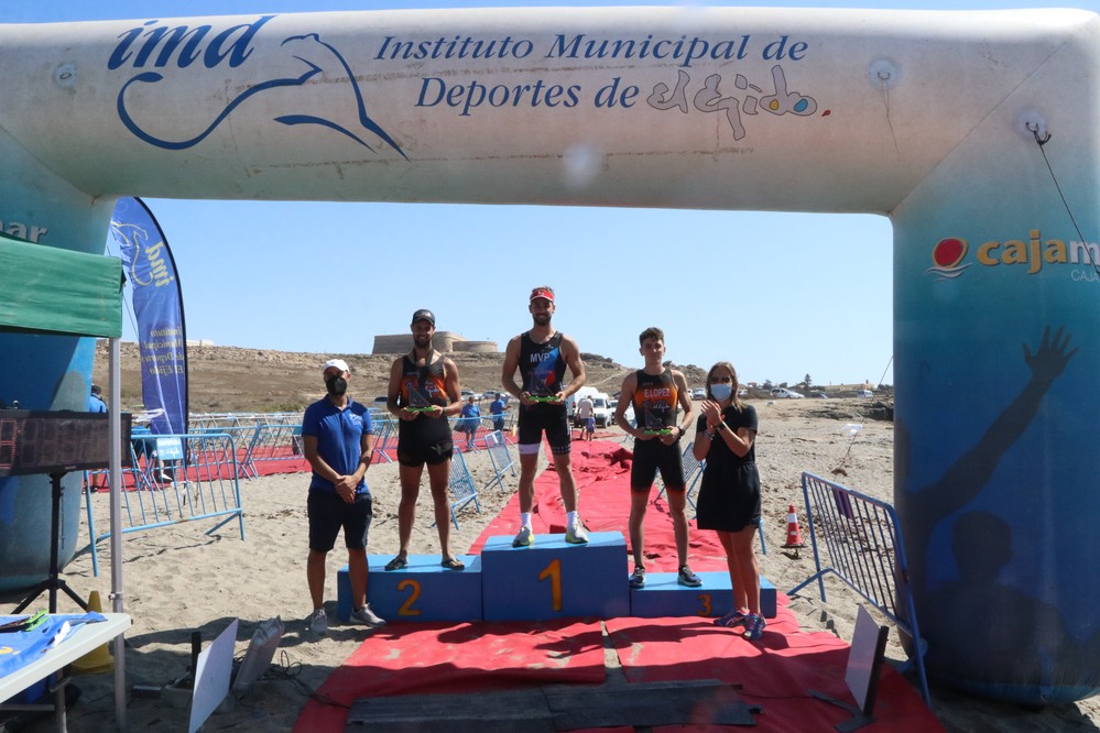El Triatlón Cross Super Sprint cuenta con la participación de unos 80 deportistas
