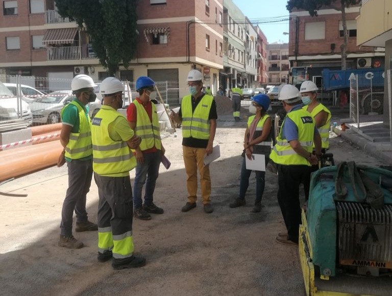 Renuevan la red de abastecimiento, saneamiento y pluviales de la calle Neptuno en Adra