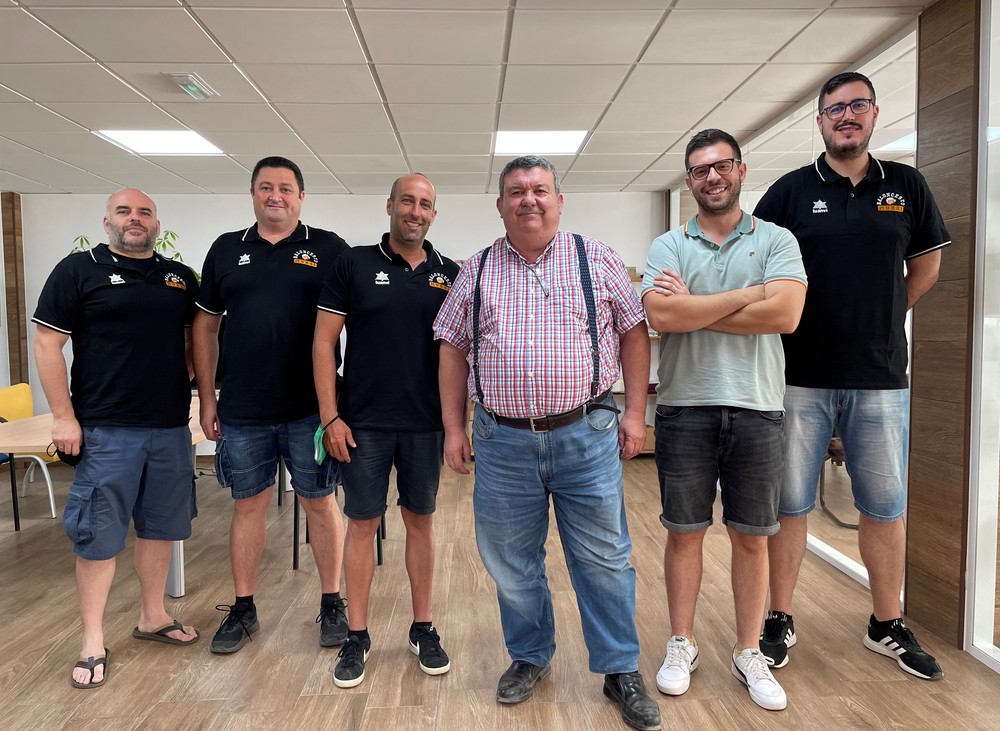 D-Cerca y fhalmeria colaboran con el baloncesto ejidense