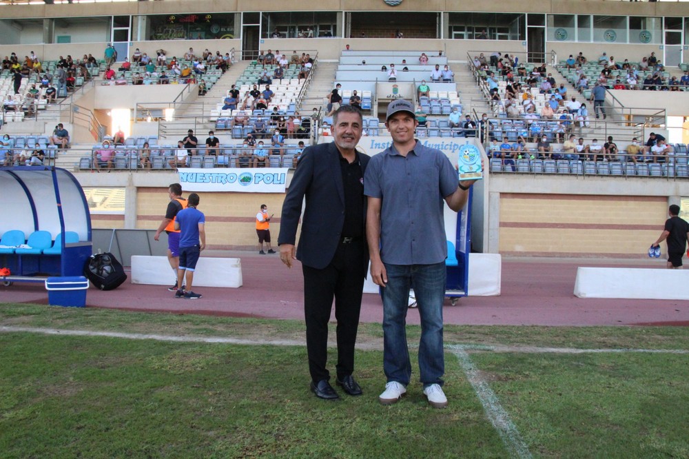 El CD El Ejido homenajea al tricampeón del Mundo Víctor Fernández
