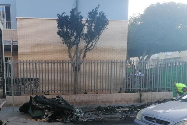 Vecinos de Balerma sofocan un incendio frente al colegio