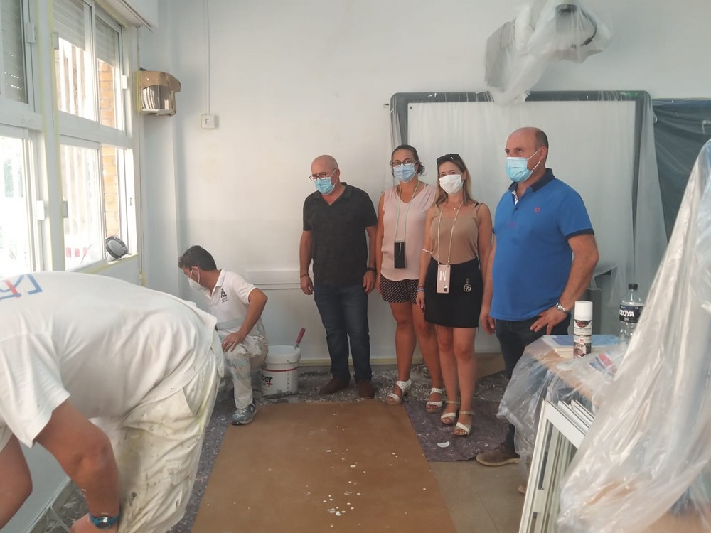 Peña subraya las mejoras realizadas en colegios durante el verano y recuerda al PSOE su abandono a los centros educativos del municipio