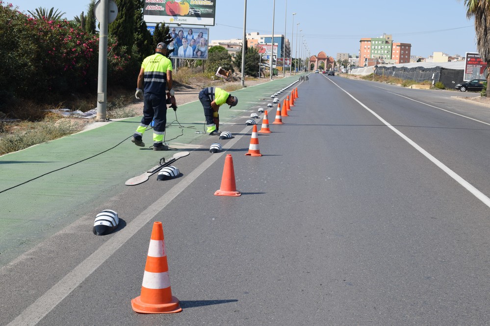 Avanza la instalación de los separadores viales en el acerado entre la Puerta de Vícar y El Parador