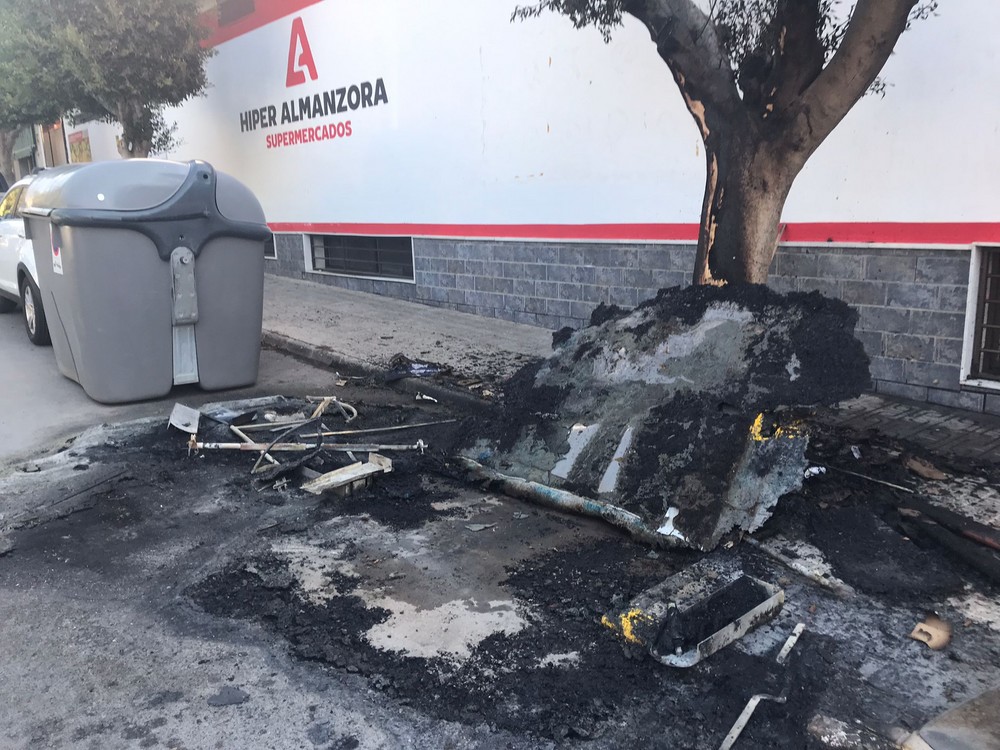 Buscan a un pirómano en Santa María del Águila que incendia contenedores todas las semanas