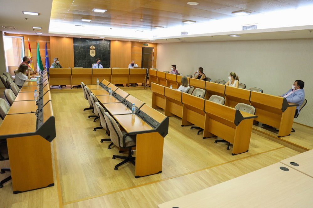 El Gobierno local destinará unos 450.000 euros a crear bolsas de aparcamiento público en solares sin edificar de Ejido Centro y Balerma