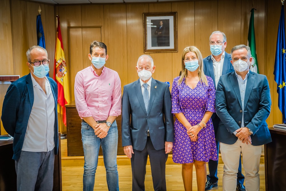 El Hospital de Roquetas de Mar, un paso más cerca con la firma del contrato para acometer la obra de los accesos