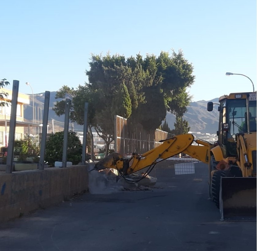 Comienza la reforma de parte del muro del CEIP Profesor Tierno Galván en Vícar