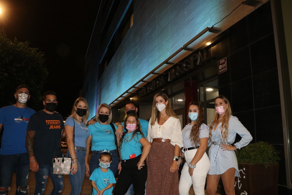 El Auditorio de El Ejido se ilumina esta noche de color azul turquesa para conmemorar el Día Internacional de la Dislexia