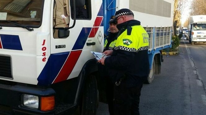 La Policía Local de Vícar se adhiere a la campaña de inspección y control de camiones y autobuses de la DGT