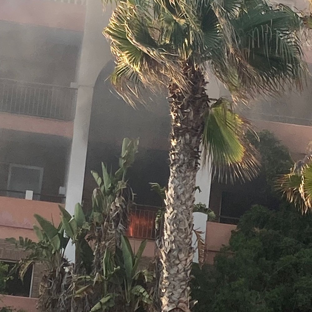 Desalojan a una decena de vecinos al producirse un incendio en un antiguo hotel en Adra