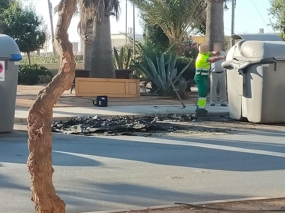 Continúan ardiendo los contenedores en Balerma
