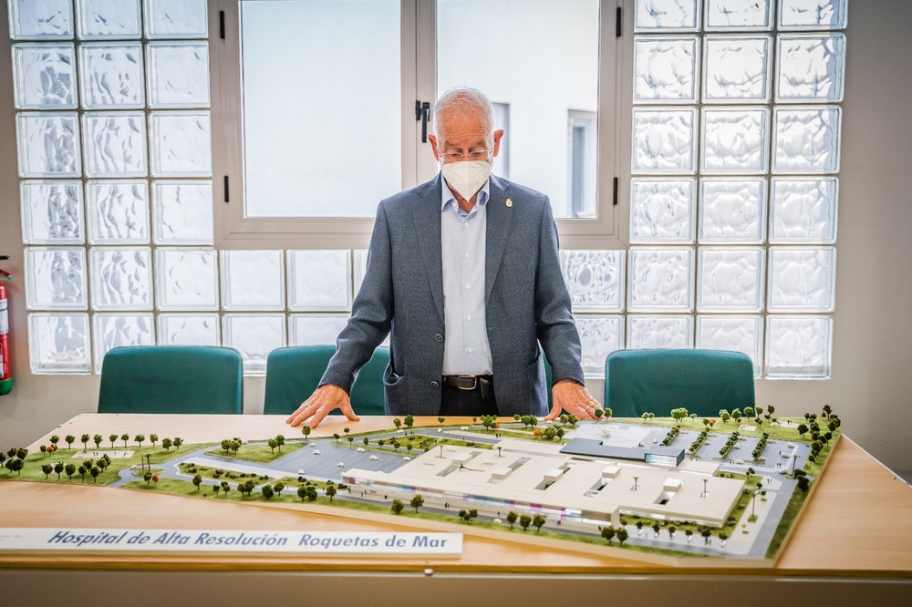 Gabriel Amat firma el contrato para el inicio de las obras de construcción del Hospital de Roquetas de Mar