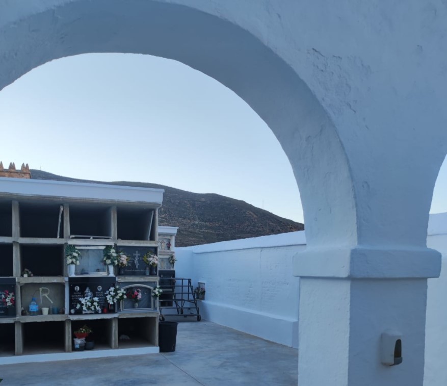 Vícar adecenta sus cementerios de cara a la festividad de Todos los Santos
