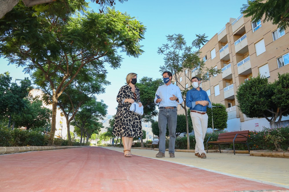 El gobierno local somete el Paseo Alcalde García Acién a una remodelación integral que mejora su imagen y lo hace más funcional al tránsito ciclista y peatonal