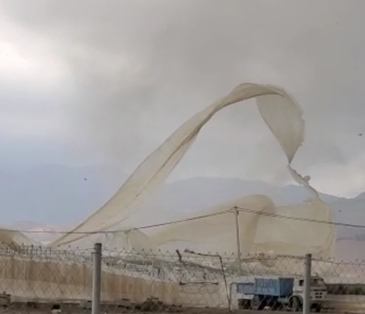 Una espectacular tormenta descarga sobre Níjar y Almería agua y granizo y varios tornados destrozan invernaderos