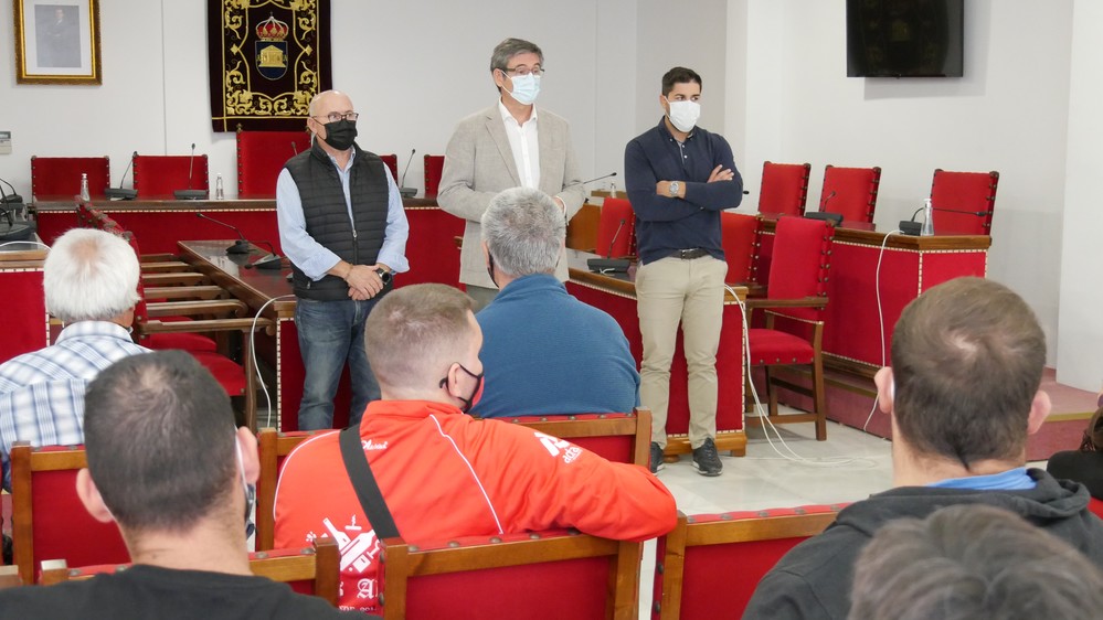 El Ayuntamiento de Adra entrega los diplomas acreditativos a los 41 trabajadores del Plan AIRE