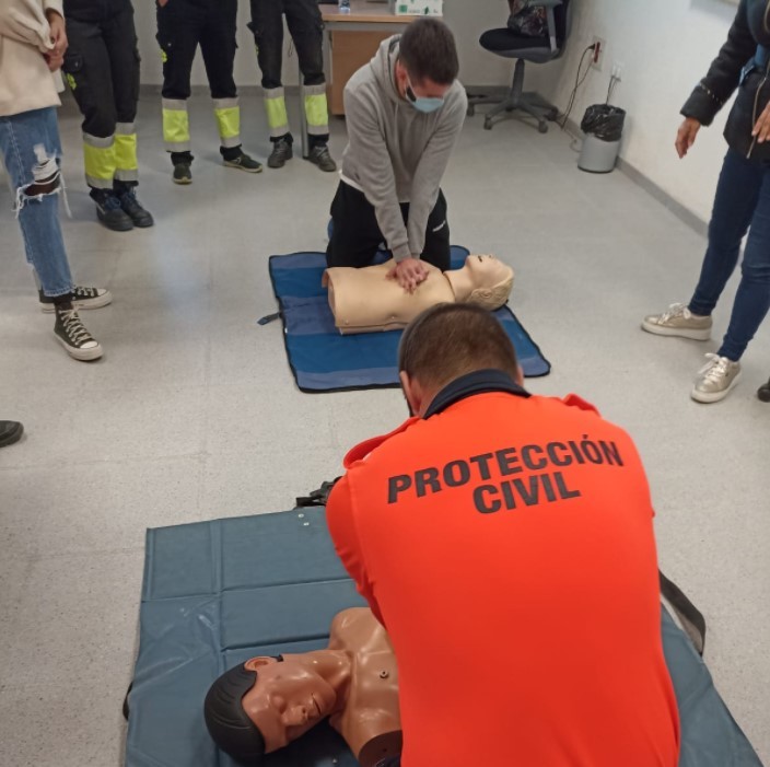 Protección Civil de Vícar realiza un curso de desfibrilación y asistencia a víctimas