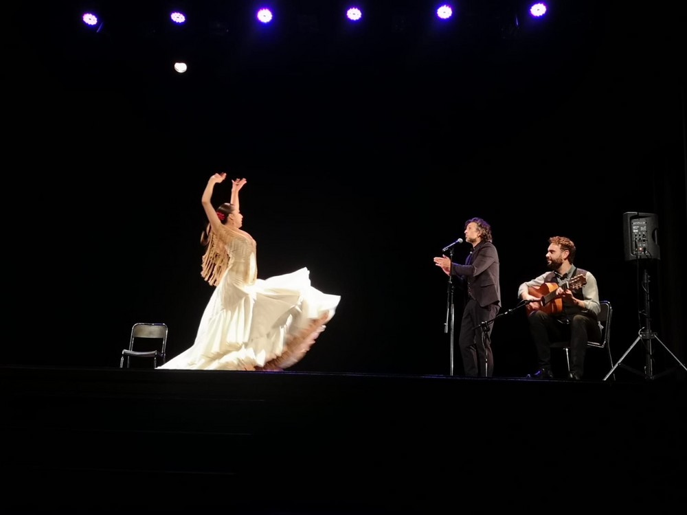 Arcángel pone en pie a todo el Centro Cultural de Adra con su espectáculo ‘Cante y tacón’
