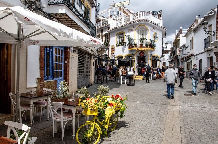 El Ayuntamiento de Vícar oferta Nerja y Frigiliana a sus mayores como destino de su viaje de convivencia anual