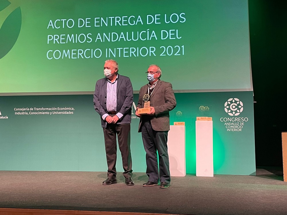 Antonio Bonilla recoge el Premio Andalucía del Comercio Interior concedido al mercadillo de Vícar